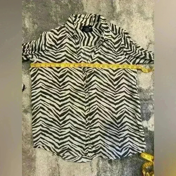 Women’s Brown Tahari Button Down - Picture 3 of 5